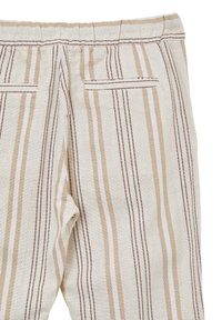 Pantalons en lin blancs avec des rayures verticales beiges et marron, dotés d'une ceinture et de deux poches arrière. Surface texturée visible.