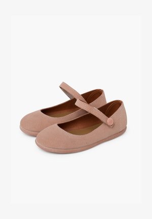 Rosa Wildleder Ballerinas mit runder Spitze, dekorativem Riemen und Knopf, flacher Gummisohle und weicher Innenauskleidung für Komfort.