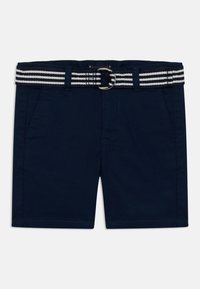 Shorts bleu marine avec poches latérales et ceinture en tissu rayé avec une boucle ronde en métal à la taille.