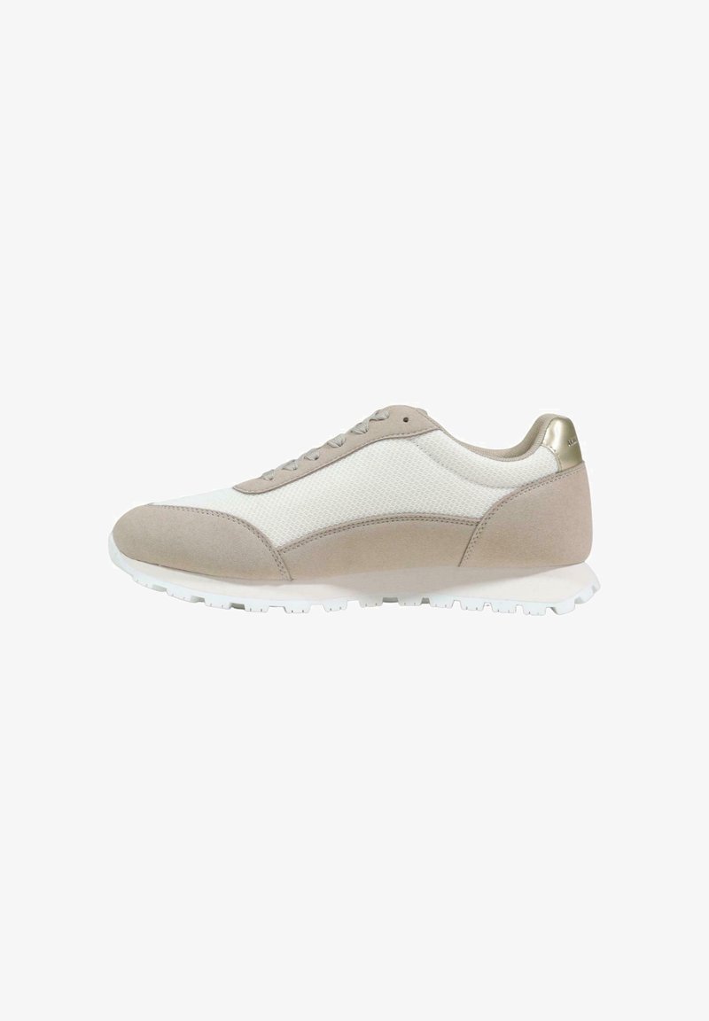 Chaussure de sport beige et blanche avec une tige en daim, des panneaux en mesh, et un accent doré sur le talon ; dotée d'une semelle texturée pour une meilleure adhérence.