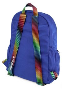 Mochila azul con cintas de hombro a rayas de colores y bolsillos laterales, que incluye un asa superior y el logotipo de "Skechers" en una de las cintas.