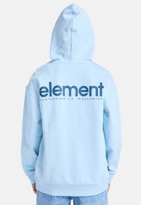 Lichtblauwe hoodie met een kangoeroezak en groot 'element' logo op de achterkant in donkerblauw. Zachte stof, losse pasvorm, verstelbare capuchon.