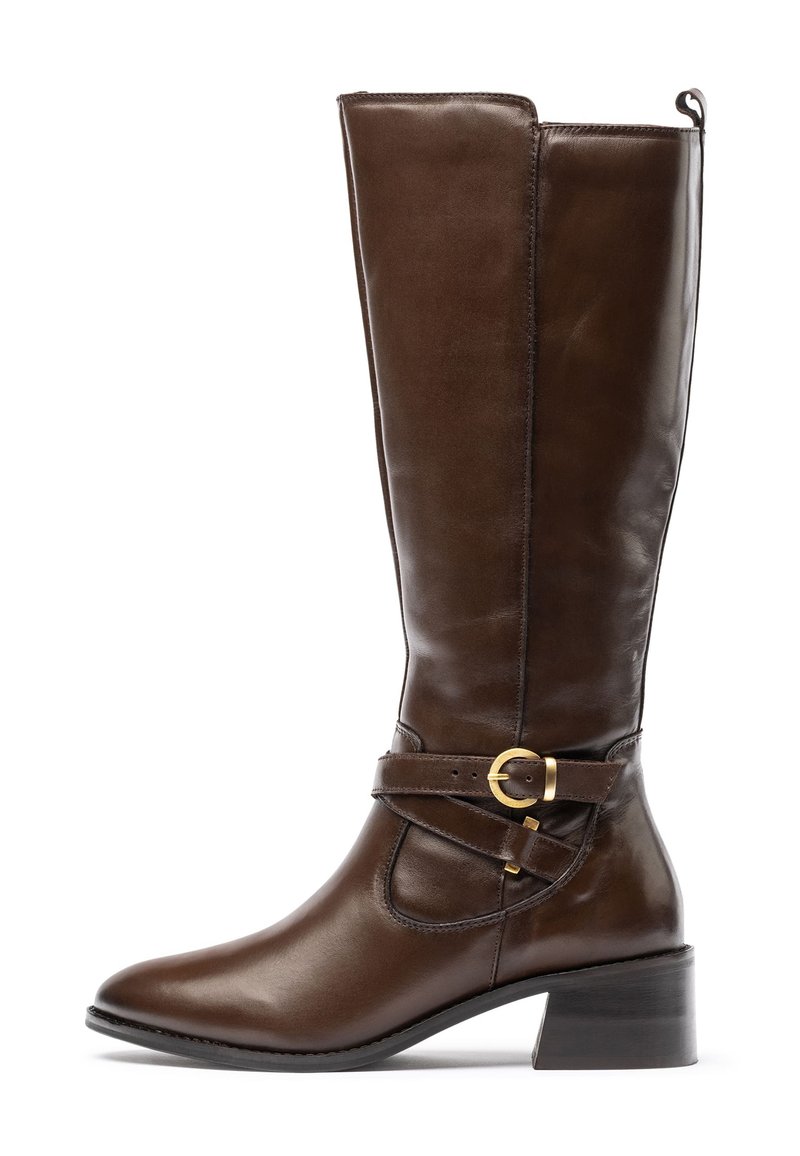 Bota de cuero marrón hasta la rodilla con punta redonda, detalle de hebilla en una correa y tacón bajo de bloque. Textura suave y diseño elegante.
