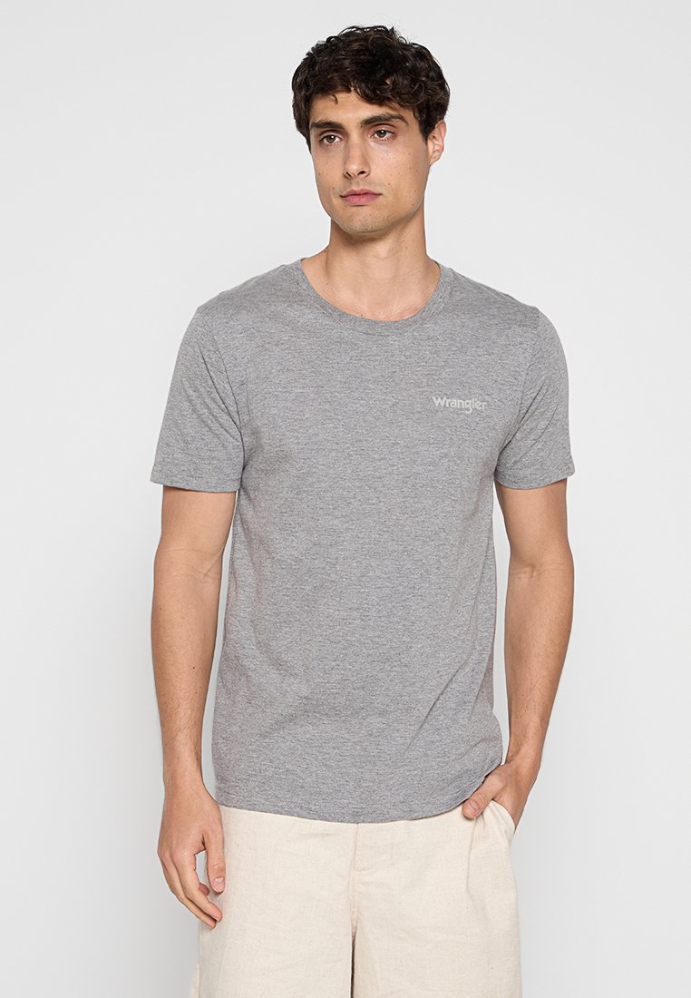 Szary t-shirt z okrągłym dekoltem wykonany z materiału bawełnianego, z krótkimi rękawami i małym białym logo "Wrangler" na klatce piersiowej.
