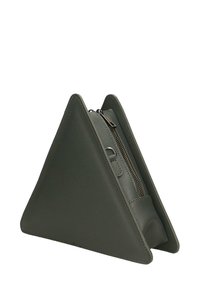 Sacchetto triangolare in pelle verde con finitura testurizzata, dotato di chiusura con zip e base piatta per stabilità.