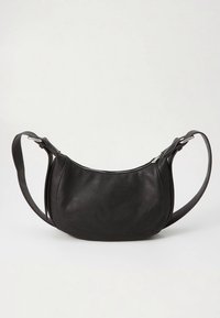 Mustast nahast õlakott kumerda kujuga, siledat tekstuuri, reguleeritava rihma ja hõbedase tooniga metalldetailidega. Peal lukuga sulgumine.