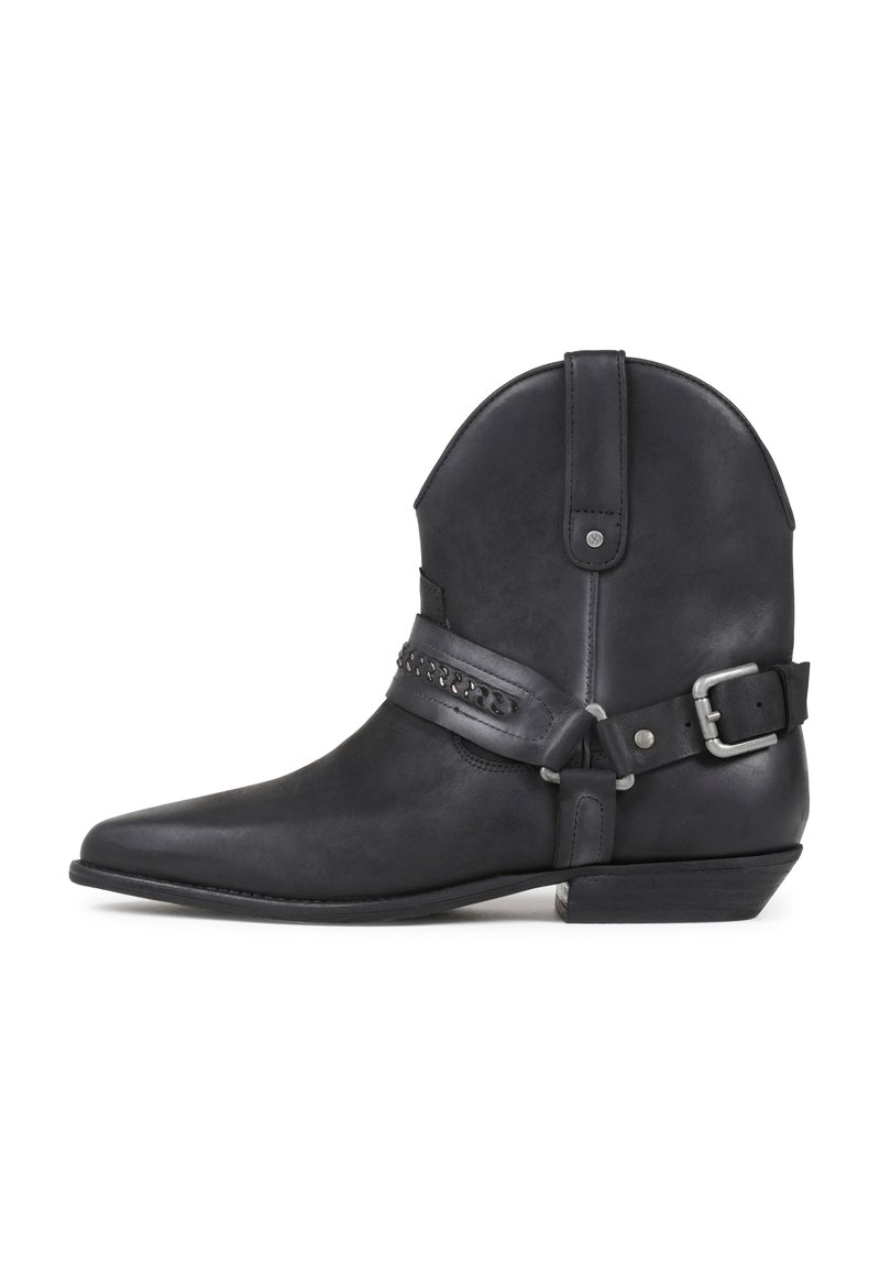 Czarne skórzane kowbojskie buty z ostrym noskiem, wygiętym obwodem, ozdobnym paskiem i klamrami, szorstką fakturą oraz niskim, ściętym obcasem.
