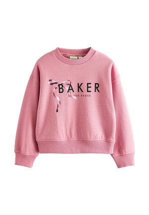 Sweatshirt court rose avec des poignets et un ourlet côtelés, arborant le texte noir "BAKER" et un graphique de ruban multicolore à l'avant.