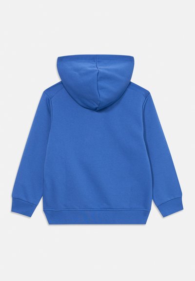 Blå hoodie med en mjuk textur, långa ärmar och en rymlig huva. Enkel design utan synliga logotyper eller mönster.