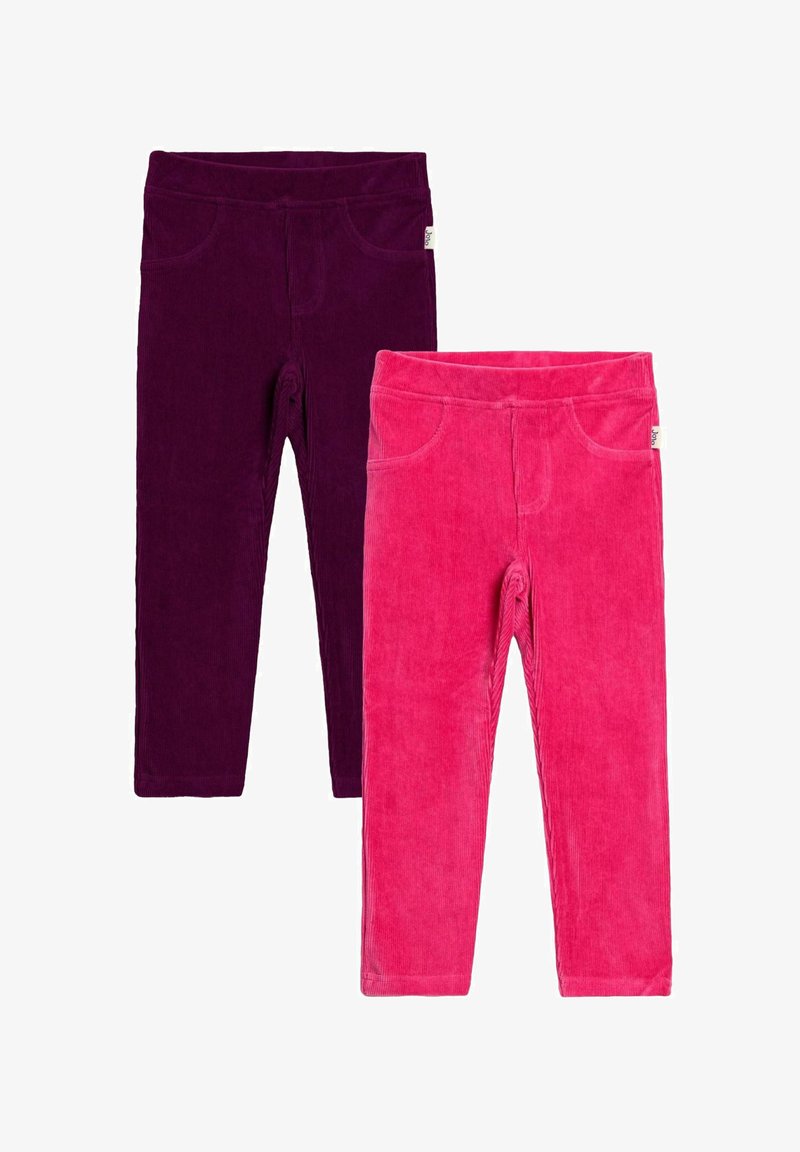 Deux paires de pantalons en velours côtelé : l'une en violet profond, l'autre en rose vif, avec une finition lisse et texturée et des poches avant.