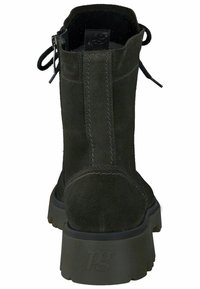 Botas de tobillo de ante verde oscuro con una superficie texturizada, altura hasta el tobillo y suela de goma gruesa. Presentan un cierre de cremallera en la parte posterior y cordones en la parte superior.