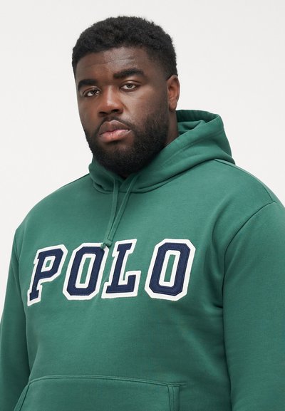 Felpa con cappuccio verde e tasca anteriore tipo kangaroo, con lettering "POLO" in bianco e navy. Tessuto morbido, design casual, cappuccio regolabile.