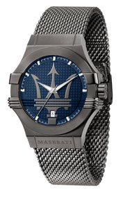Maserati-horloge met een donkergrijze metalen kast, een blauwe geruite wijzerplaat, zilveren wijzers en een mesh-armband. Heeft een opvallend drietandlogo.