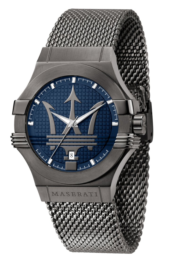 Maserati-horloge met een donkergrijze metalen kast, een blauwe geruite wijzerplaat, zilveren wijzers en een mesh-armband. Heeft een opvallend drietandlogo.
