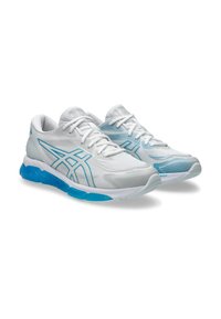 Witte sportieve schoenen met lichtblauwe accenten en een textuur van mesh aan de bovenkant. Beschikt over een gevoerde zool met een opvallende blauwe sectie. Stylische ontwerp lijnen.