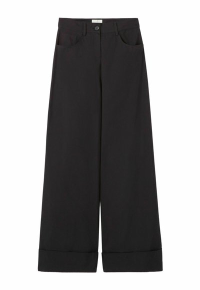 Pantaloni neri a gamba larga in tessuto liscio, con due tasche anteriori, chiusura con bottone e risvolto arrotolato all'orlo.