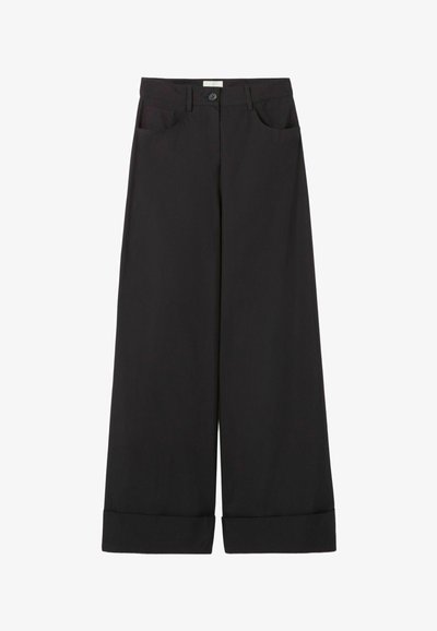 Pantaloni neri a gamba larga in tessuto liscio, con due tasche anteriori, chiusura con bottone e risvolto arrotolato all'orlo.