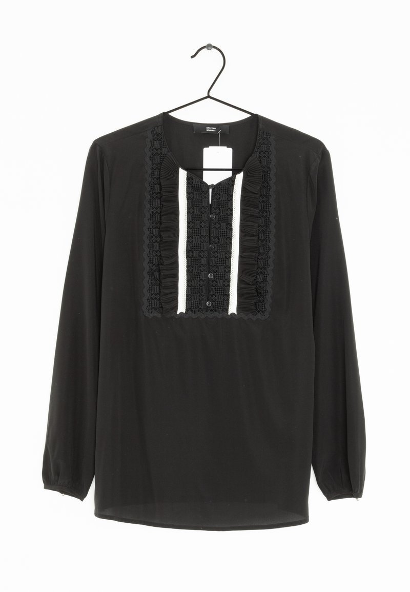 Blusa nera a maniche lunghe con bottoni sul davanti, caratterizzata da dettagli arricciati testurizzati che scorrono verticalmente lungo il centro e i polsini.