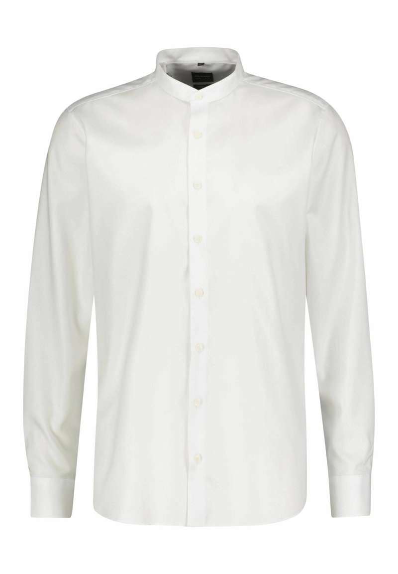 Camicia bianca a maniche lunghe con colletto rialzato, chiusura frontale con bottoni e tessuto in cotone liscio con una leggera lucentezza.