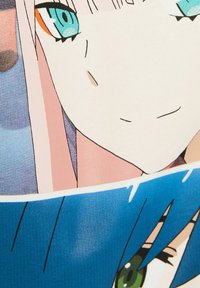 Grafik som visar en karaktär med pastellrosa hår och blå, gröna och orange ögon, klädd i en blå dräkt med tydliga konturer och texturer.