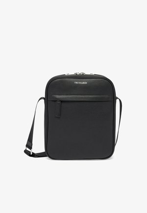 Czarna torba na ramię z teksturowanej skóry z regulowanym paskiem, przednią kieszenią na zamek oraz srebrnym logo "TRUSSARDI" na górze pośrodku.