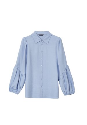 Hellblaue, langärmelige Bluse mit Knopfleiste, Kragen und Puffärmeln. Hergestellt aus weichem Stoff mit subtiler Struktur und Fall.