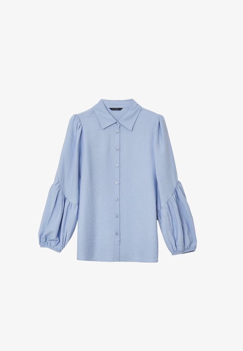 Blusa azzurra chiara a maniche lunghe con chiusura a bottoni, colletto e maniche a sbuffo. Realizzata in un morbido tessuto con una sottile texture e un bel drappeggio.