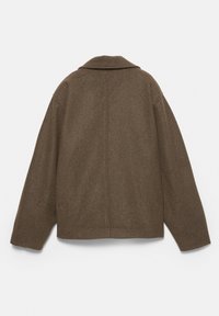 Veste en mélange de laine brun avec une coupe décontractée, dotée d'un col cranté et d'épaules tombantes. Texture lisse et détails de couture minimaux.