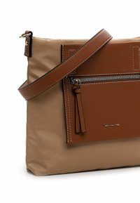 Borsa a mano in pelle marrone con corpo in nylon beige, dotata di una tasca frontale con cerniera, dettagli con frange e una tracolla removibile.