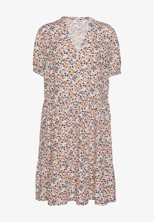 Sukienka w kwiatowy wzór z krótkimi bufiastymi rękawami, dekoltem w szpic oraz marszczonymi warstwami w kolorach białym, pomarańczowym, czarnym i różowym.