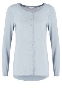 Cardigan à manches longues bleu clair avec un col rond, une fermeture à boutons sur le devant, une texture douce et un ourlet légèrement incurvé.