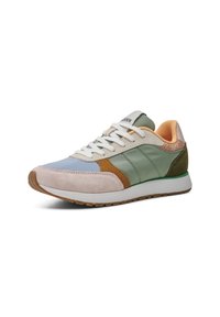 Zapatilla multicolor que presenta una combinación de cuero y ante. Los colores clave incluyen azul pastel, verde, beige y marrón con un acabado texturizado.