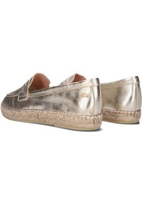 Metallisch gouden espadrilles met een rond model, voorzien van een geweven jute zool en een gladde, glanzende leren bovenkant.