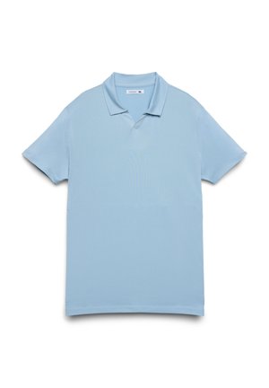 Polo azzurro chiaro in tessuto liscio, con colletto classico e maniche corte, orlo dritto e senza motivi visibili.