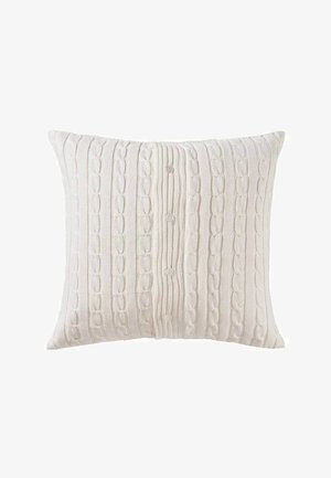 Cuscino rettangolare bianco lavorato a maglia con motivo a trecce e apertura verticale con bottoni al centro.