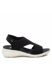 Sandalias negras con parte superior de tejido trenzado, que presentan un diseño de punta abierta y correas elásticas. La suela es blanca con una plantilla negra texturizada.