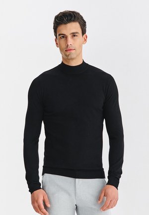 Czarny, długi sweter z golfem i długimi rękawami, z prążkowanymi mankietami i ściągaczem, wykonany z gładkiego, lekkiego materiału. Prosty i dopasowany fason.