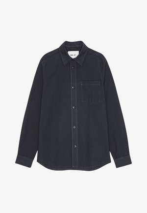 Chemise boutonnée bleu marine foncé avec un col classique, des manches longues, une poche poitrine et des détails de couture subtils. Texture de tissu lisse.