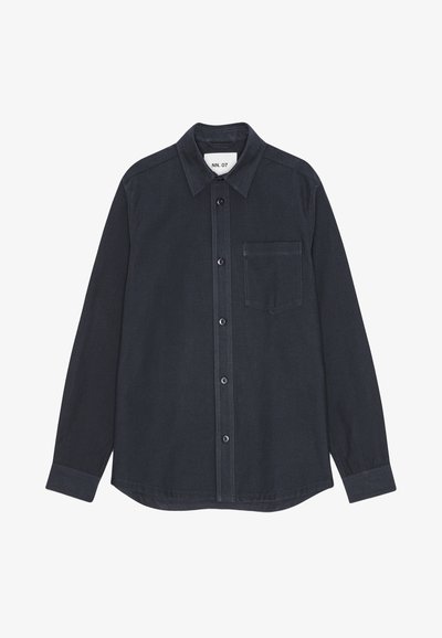 Ciemnogranatowa koszula zapinana na guziki z klasycznym kołnierzykiem, długimi rękawami, kieszenią na piersi i subtelnymi detalami w szwie. Gładka tekstura materiału.