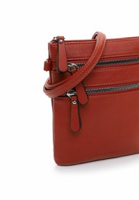 Borsa a tracolla in pelle rossa con due compartimenti con zip, tracolla regolabile e cuciture a contrasto. Texture liscia con hardware minimale.