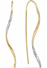 Guld- och silverörhängen har en vågig design med texturerade och polerade ytor. Kedjorna ansluter till en förlängd, böjd kropp.