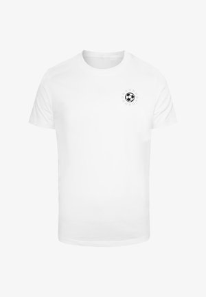 Bílá bavlněná tričko s černou grafikou fotbalového míče obklopenou malými hvězdami v oblasti levé hrudi. Klasický design s kulatým výstřihem.