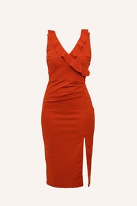 Raudona be rankovių bodycon su raukšlėtu V formos kaklu, šonine skyle ir prigludusia forma, pagaminta iš lygaus, elastingo audinio.