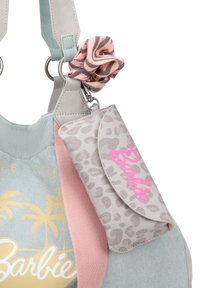 Sac fourre-tout bleu clair avec un imprimé de palmier doré, des accents roses, une petite pochette à motif léopard et un chouchou rayé rose attaché.