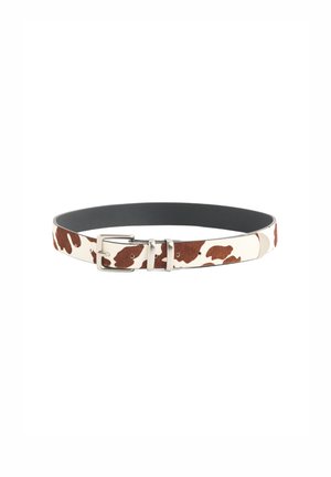 Riem met cowhide-patroon in bruin en wit, voorzien van een zilveren metalen gesp en een gladde zwarte binnenvoering.