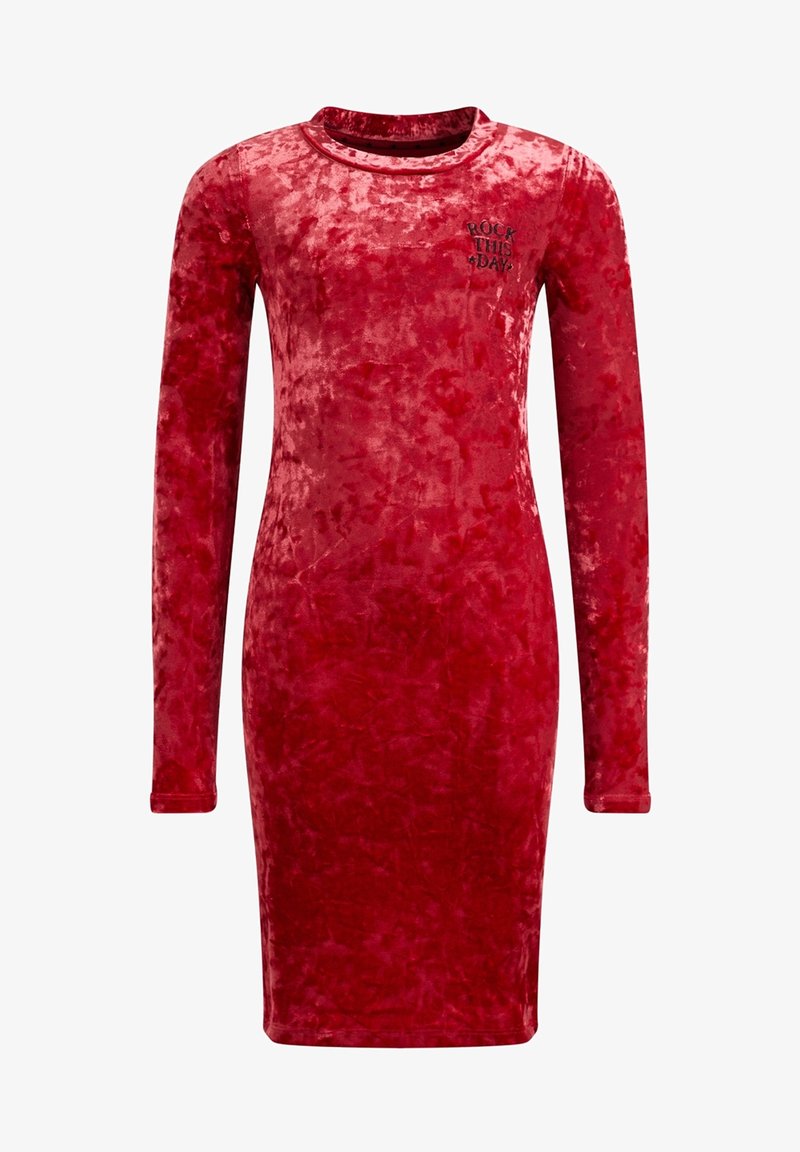 Robe longue à manches longues en velours écrasé rouge avec col rond et petit texte noir « Rock This Day » en haut à gauche de la poitrine.