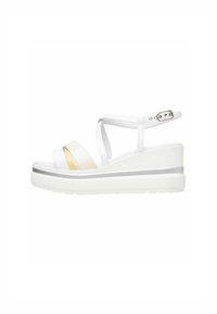 Bele platform sandal z wedge peto, z dvema trakom na sprednji strani in nastavljivim trakcem okoli gležnja. Rumeni detajl in srebrni rob.
