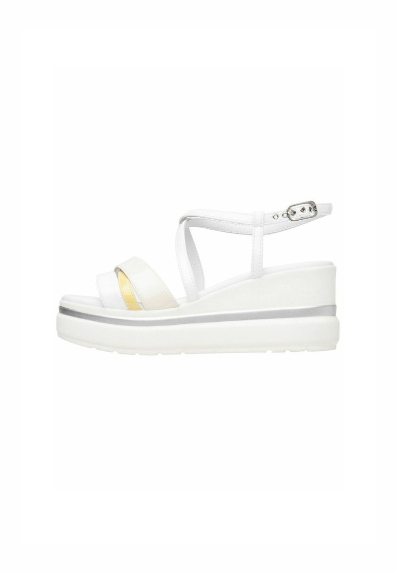 Bele platform sandal z wedge peto, z dvema trakom na sprednji strani in nastavljivim trakcem okoli gležnja. Rumeni detajl in srebrni rob.