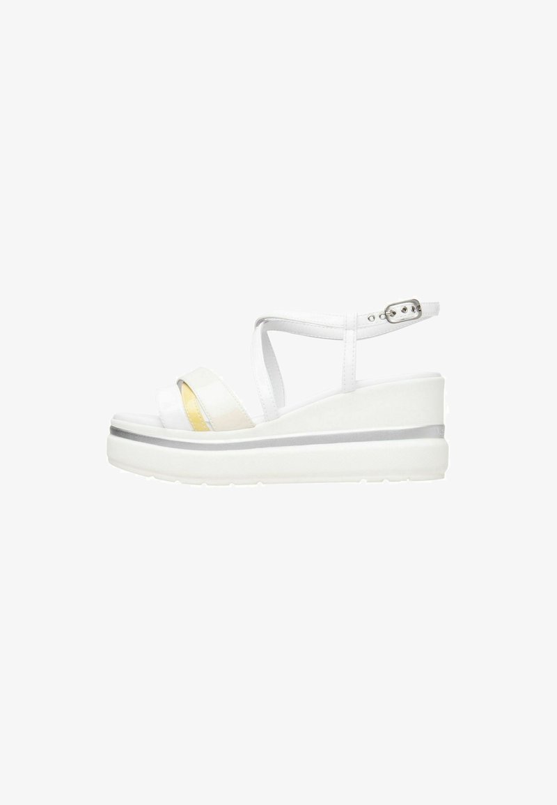 Bele platform sandal z wedge peto, z dvema trakom na sprednji strani in nastavljivim trakcem okoli gležnja. Rumeni detajl in srebrni rob.