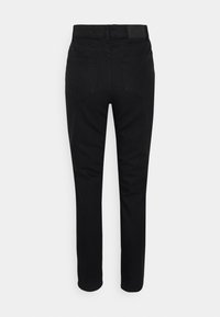 Calças de ganga pretas com um ajuste slim, apresentando uma cintura standard, dois bolsos traseiros e uma textura lisa e uniforme.